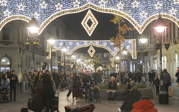 Укључена новогодишња расвета: Засијали лампиони у целом граду, красиће престоницу до Сретења